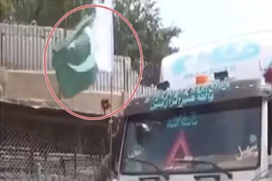 तालिबान्यांनी जाहीरपणे फाडला पाकिस्तानचा झेंडा, वरून धमकीही दिली, पाहा VIDEO