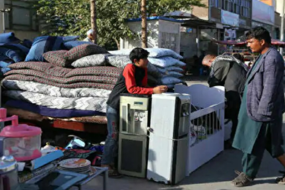 अफगाणिस्तानात अन्नाची टंचाई, पोटासाठी 1 लाखाची वस्तू विकली जातेय 25 हजारात