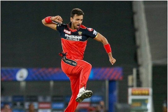 IPL 2021 : मुंबईविरुद्ध हॅट्रिक घेणाऱ्या हर्षल पटेलचा आणखी एक विक्रम, आता 'चॅम्पियन' निशाण्यावर
