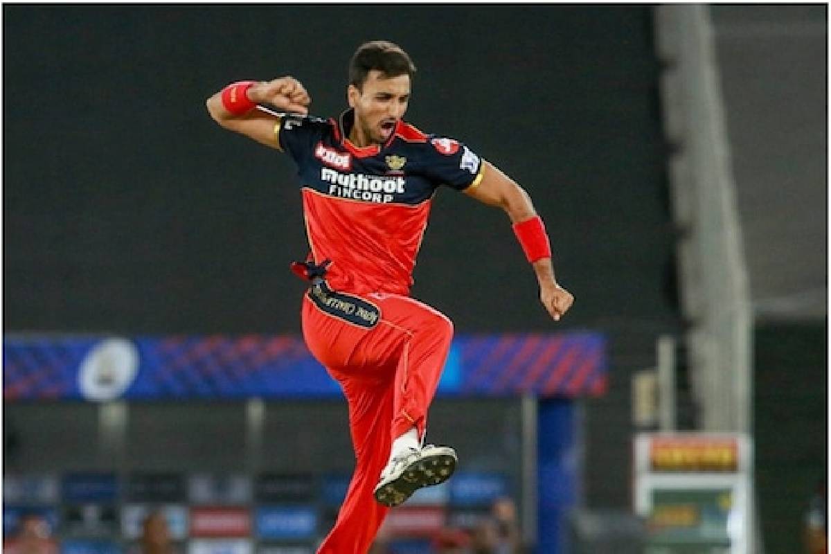 IPL 2021 : मुंबईविरुद्ध हॅट्रिक घेणाऱ्या हर्षल पटेलचा आणखी एक विक्रम, आता 'चॅम्पियन' निशाण्यावर