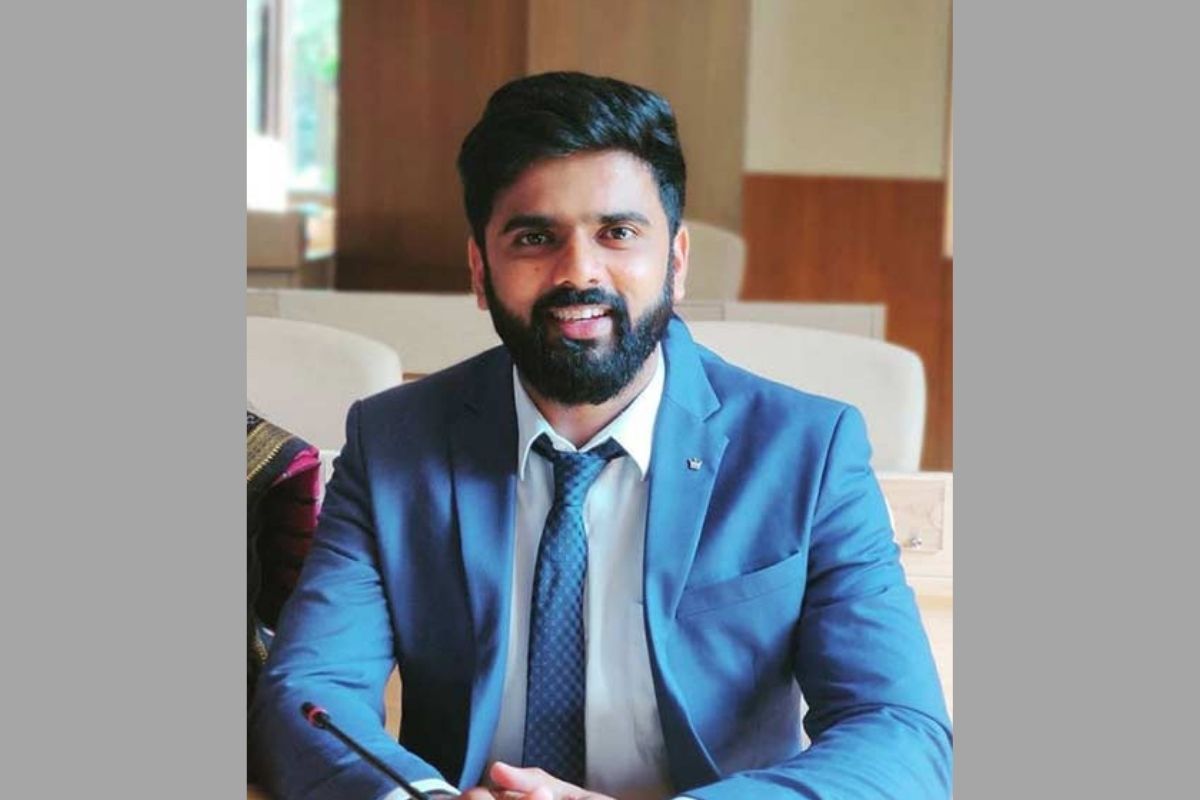 याला म्हणतात जिद्द! नोकरी करतानाच तब्बल 7 तास करायचे अभ्यास; डॉक्टर असूनही आले IAS