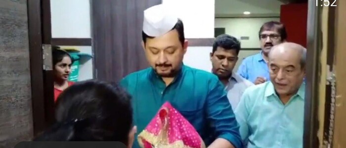 मराठी अभिनेता स्वप्नील जोशीच्या घरी देखील बाप्पाचं आगमन झालं आहे.