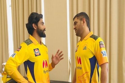 चेन्नईला (CSK) महेंद्रसिंह धोनीचा उत्तराधिकारी लवकरात लवकर शोधणे आवश्यक आहे, हे सत्य आहे. टीमचा ऑल राऊंडर रविंद्र जडेजानं (Ravindra Jadeja) धोनीनंतर चेन्नईचा कॅप्टन होण्याची इच्छा व्यक्त केली आहे. 