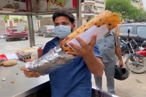 कुणालाही इतक्या कमी वेळेत इतका मोठा काठी रोल (Biggest kathi roll) संपवणं जमलेलं नाही.