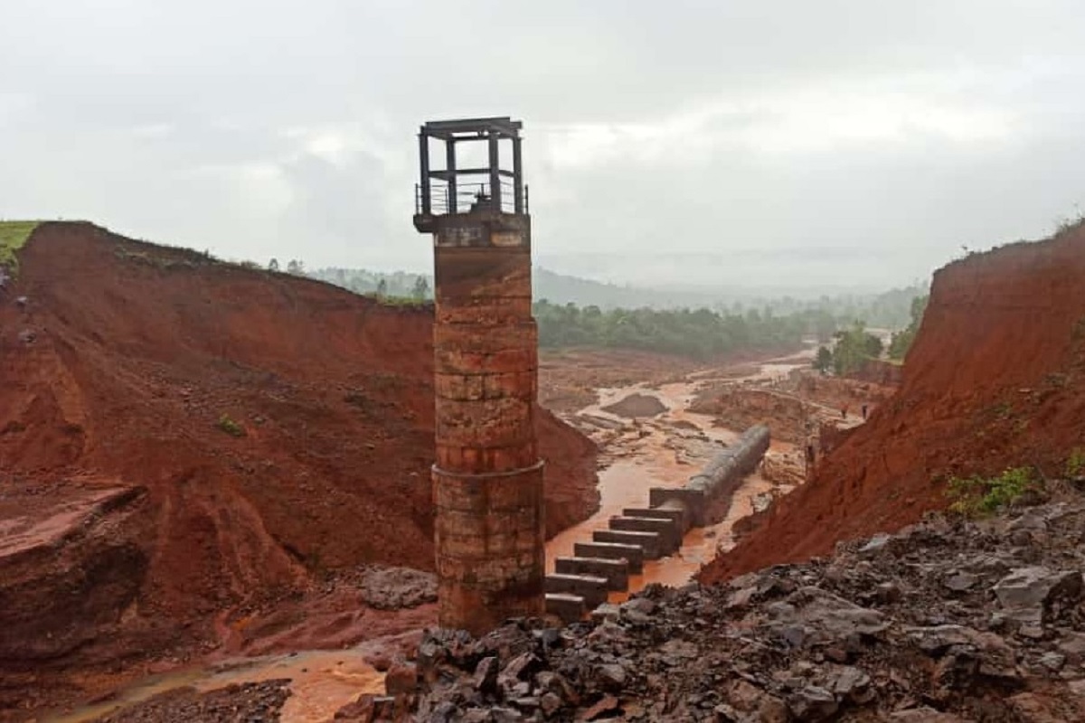 कोल्हापुरातील मेघोली लघु पाटबंधारे प्रकल्पाला गळती; एक महिला गेली वाहून, अनेक जनावरं दगावल्याची भीती