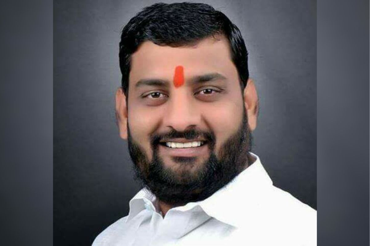 माधव देवसरकर असं गुन्हा दाखल झालेल्या संशयित आरोपीचं नाव आहे.