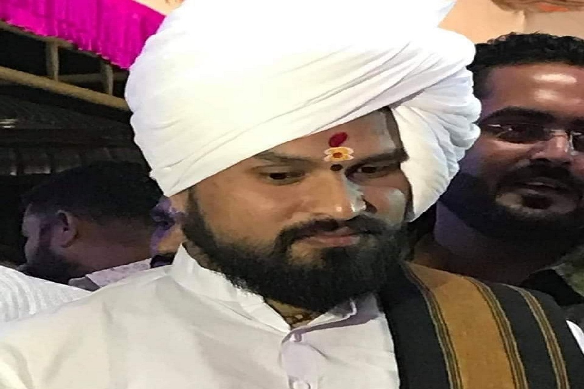 पीडित महिला ही आर्थिक अडचणी सोडविण्यासाठी करमाळा तालुक्यातील उंदरगाव येथील मनोहर मामाच्या आश्रमात आली होती.