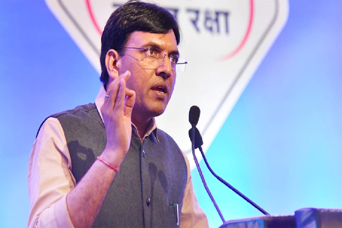 सामान्य रुग्ण बनून गेलेल्या केंद्रीय मनसुख मांडवियांना सुरक्षारक्षकानं दिला दंडुका, काय घडलं नेमकं?