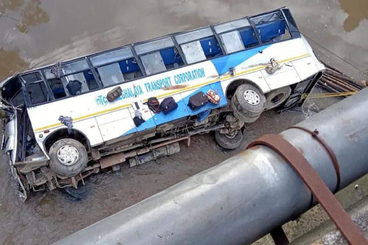 बस नदीत कोसळून 4 जणांचा मृत्यू, 16 हून अधिक प्रवाशांवर रुग्णालयात उपचार सुरु