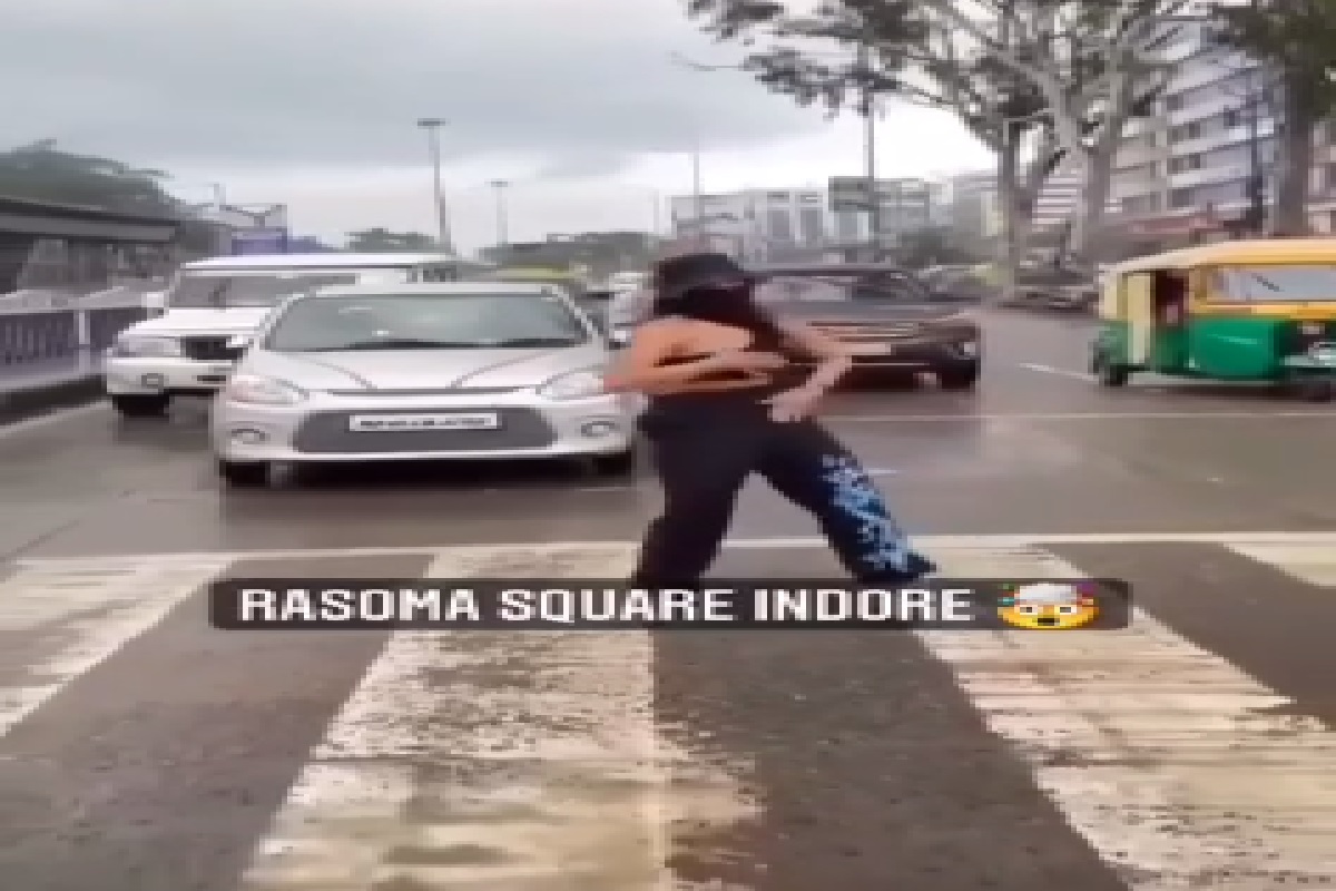 हे काय नवीन? ट्रॅफिक सिग्नलवर अचानक मॉडेलने सुरू केला डान्स, पाहा VIRAL VIDEO