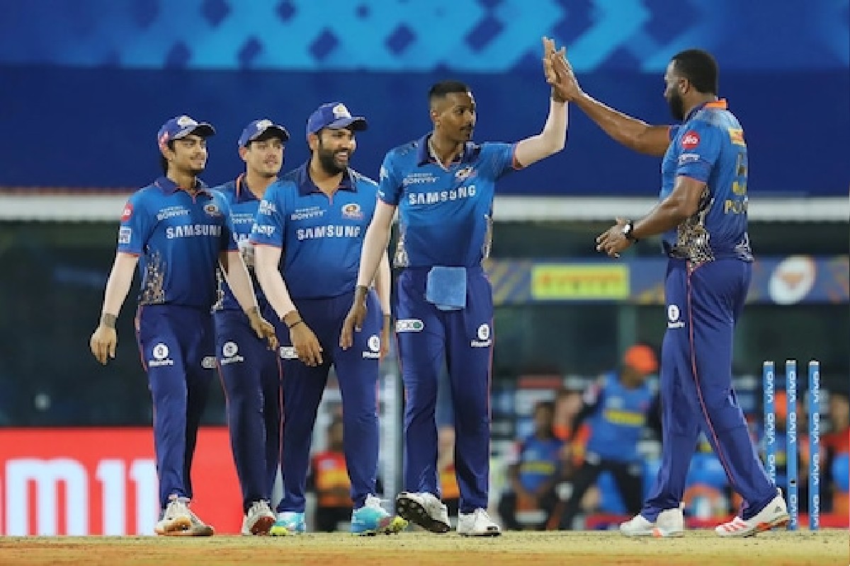 IPL 2021 : मुंबई इंडियन्स Play off ला पोहोचणार का नाही? असं आहे गणित