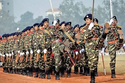 महिलांचा NDA प्रवेश (NDA women Admissions) पुढील वर्षीपासून सुरु करण्यात यावा असं केंद्र सरकारनं सुचवलं होतं. मात्र आता ही याचीक सुप्रीम कोर्टानं फेटाळली आहे.
