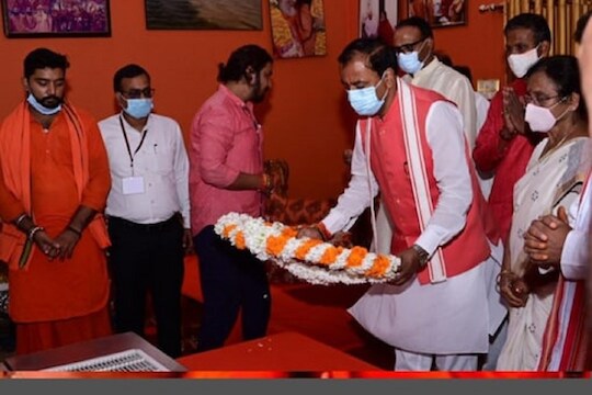 उत्तर प्रदेशचे उपमुख्यमंत्री केशव प्रसाद मौर्य यांनी महंत नरेंद्र गिरी यांच्या पार्थिवाला श्रद्धांजली अर्पण केली..