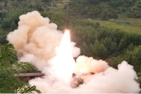 उत्तर कोरियाने (North Korea) ट्रेनमधून क्षेपणास्त्राची (Missile in train) चाचणी (Test) घेतल्यामुळे जगाची चिंता वाढली आहे.