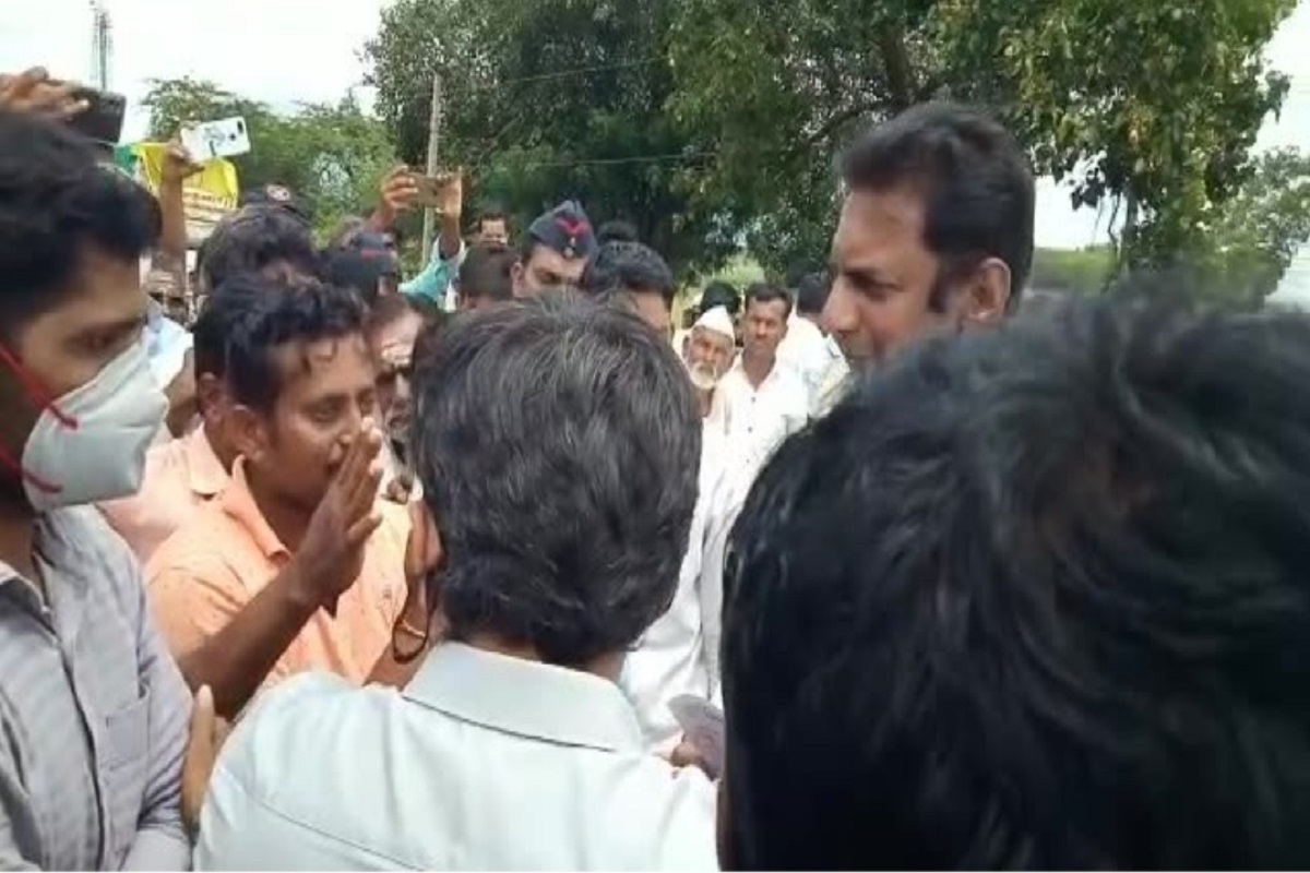 VIDEO: उस्मानाबादमध्ये शेतकऱ्यांनी अडवला पालकमंत्री शंकरराव गडाख यांचा ताफा