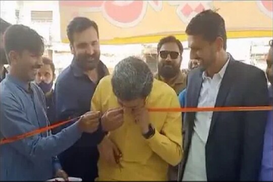 मंत्रिमहोदयांनी कात्रीऐवजी दातानेच कापली फित, उपस्थितांची हसून पुरेवाट, VIDEO होतोय VIRAL