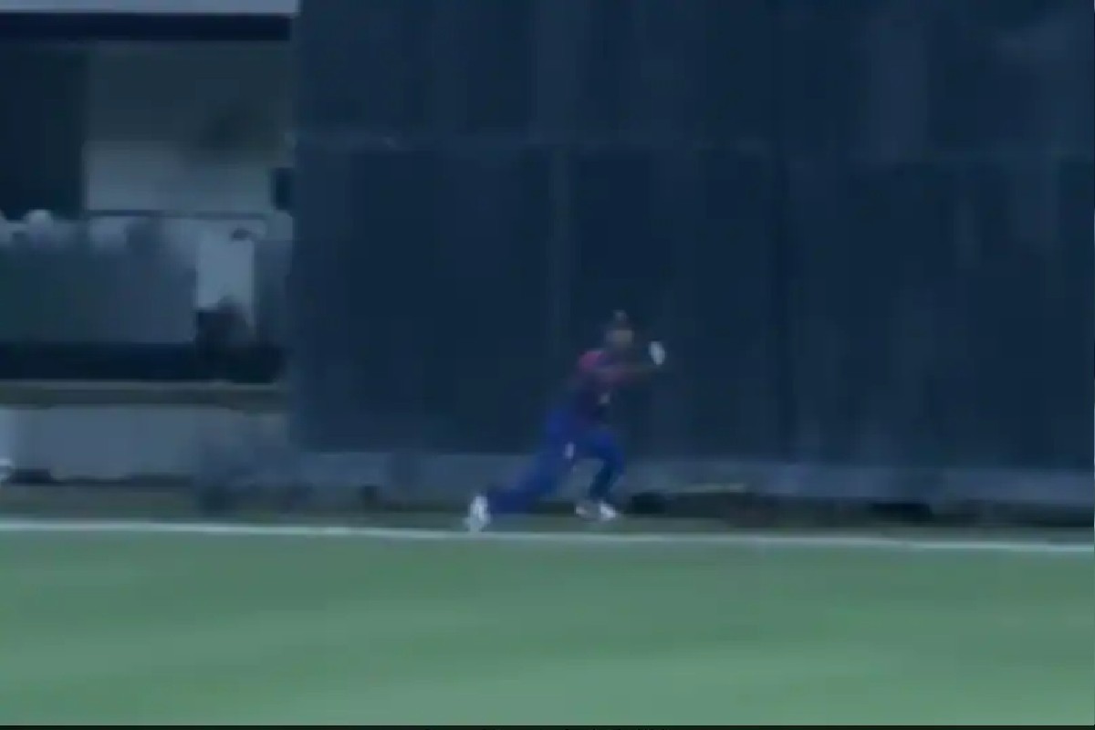 'हिटमॅन'नंतर 'सुपर मॅन' रोहित! बाऊंड्री लाईनवर पकडला भन्नाट कॅच, पाहा VIDEO