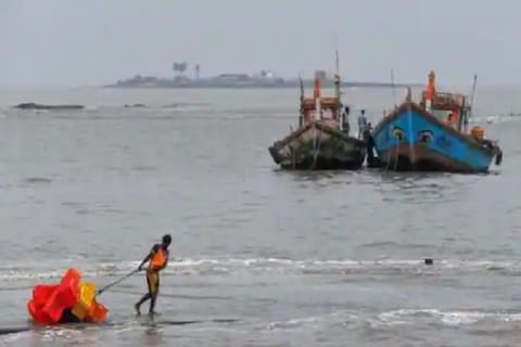 गुलाब चक्रीवादळाचा एक भाग वेगळा (Low pressure area in Gujrat to form Shaheen cyclone in next 2 days) होऊन तयार झालेल्या शाहीन चक्रीवादळाचा फटका गुजरात आणि महाराष्ट्राच्या समुद्रकिनाऱ्याला बसण्याची शक्यता आहे.