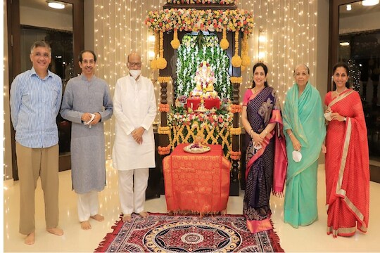 NCP अध्यक्ष शरद पवार यांनी सहकुटुंब घेतलं मुख्यमंत्र्यांच्या बाप्पाचं दर्शन