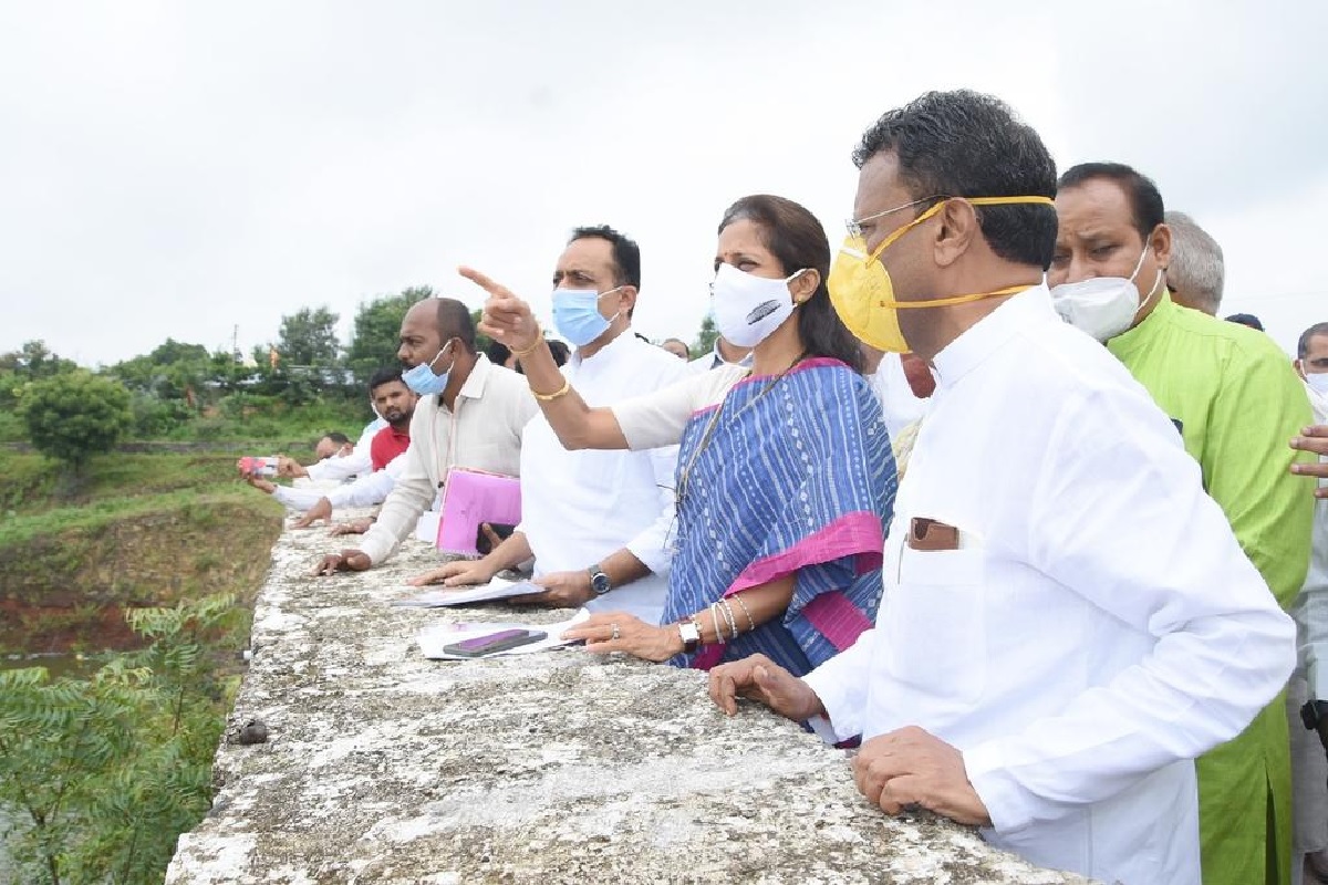 सुप्रिया सुळेंच्या स्वागतासाठी उभ्या असलेल्या लोकांच्या गर्दीत घुसलं मालवाहू वाहन, बुलडाण्यातील प्रकार