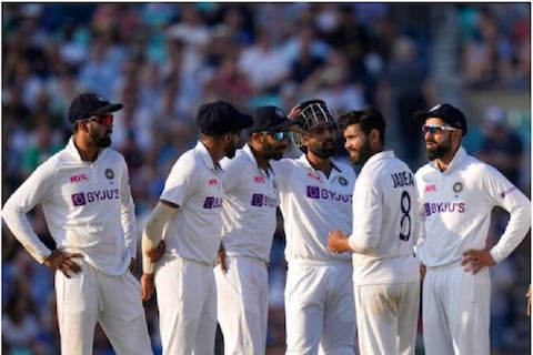 भारत विरुद्ध इंग्लंड याच्यातील चौथी टेस्टमध्ये (India vs England 4 th Test) चार दिवसानंतरही रंगत कायम आहे. या टेस्टच्या पाचव्या आणि शेवटच्या दिवशी दोन्ही टीमना मॅच जिंकण्याची आशा आहे.