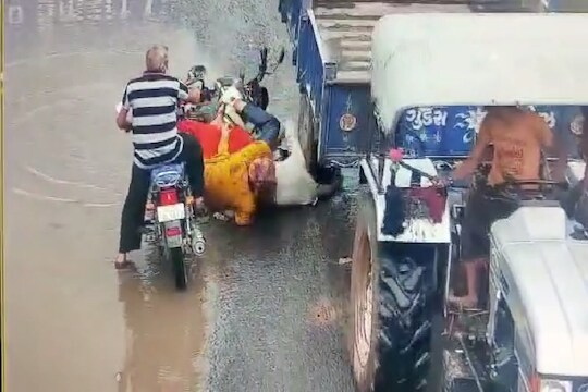 नशीब म्हणायचं की चमत्कार? डोक्यावरून ट्रॅक्टर जाऊनही वाचला जीव, पाहा Shocking VIDEO