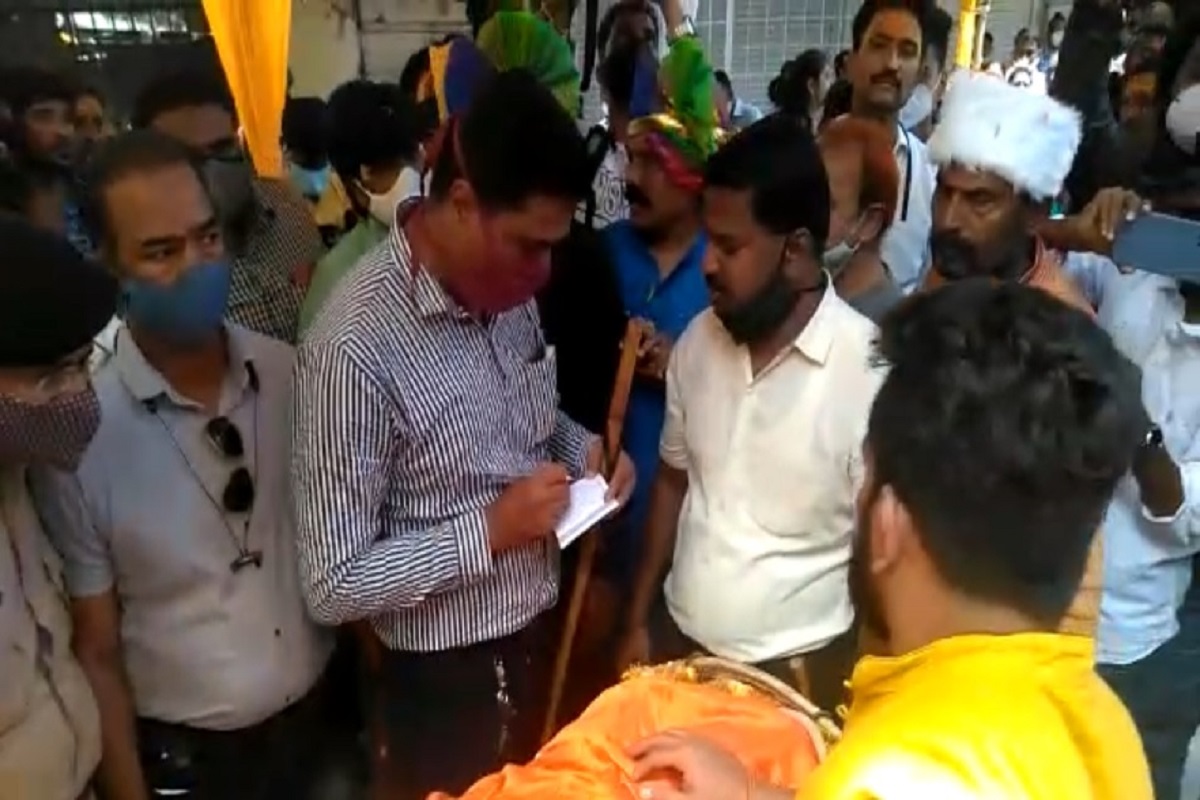 Pune Ganpati Visarjan: तुळशीबागच्या विसर्जन मिरवणुकीत पोलीस कार्यकर्त्यांत शाब्दिक चकमक, LIVE VIDEO