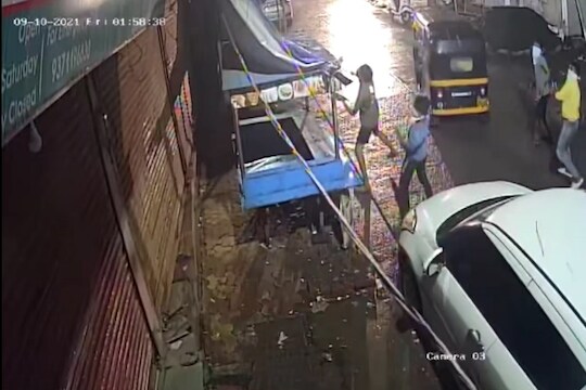 हप्ता देण्यास व्यापाऱ्याचा नकार; गावगुंडांनी फेकल्या घरावर बिअरच्या बाटल्या, घटना CCTV मध्ये कैद