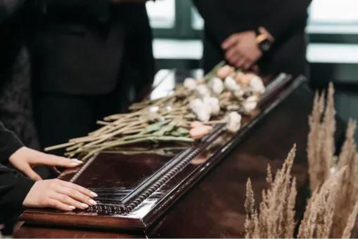 बोल्ड ड्रेस घालून आजोबांच्या अंत्यसंस्काराला पोहोचली तरुणी; विचित्र पोस्टची सोशल मीडियावर चर्चा