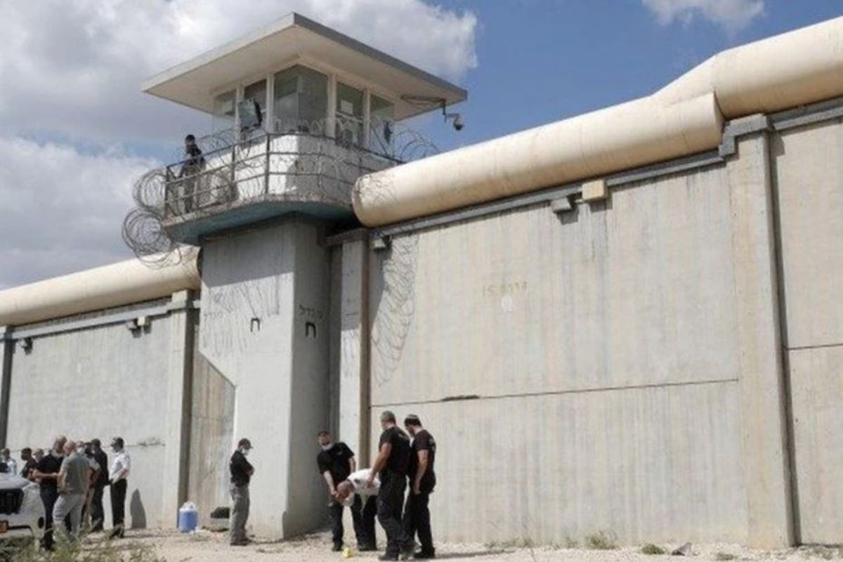 VIDEO: चमच्यानं बोगदा खोदून 6 कैदी तुरुंगातून फरार; दहशतवादी हल्ल्याप्रकरणी होते अटकेत