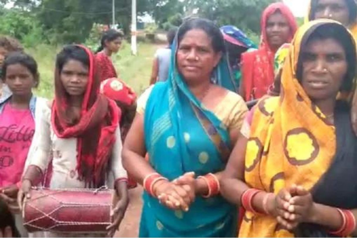 या महिलांनी मुलींना निर्वस्त्र करून फिरवलं