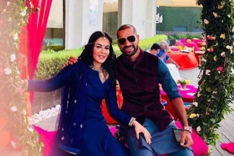 आयशा यांना पहिल्या पतीपासून दोन मुली होत्या आणि त्यांचा घटस्फोट झाला होता. त्यामुळे शिखरने घटस्फोटित महिलेशी (Divorcee Women) लग्न करू नये अशी त्याच्या वडिलांची इच्छा होती 