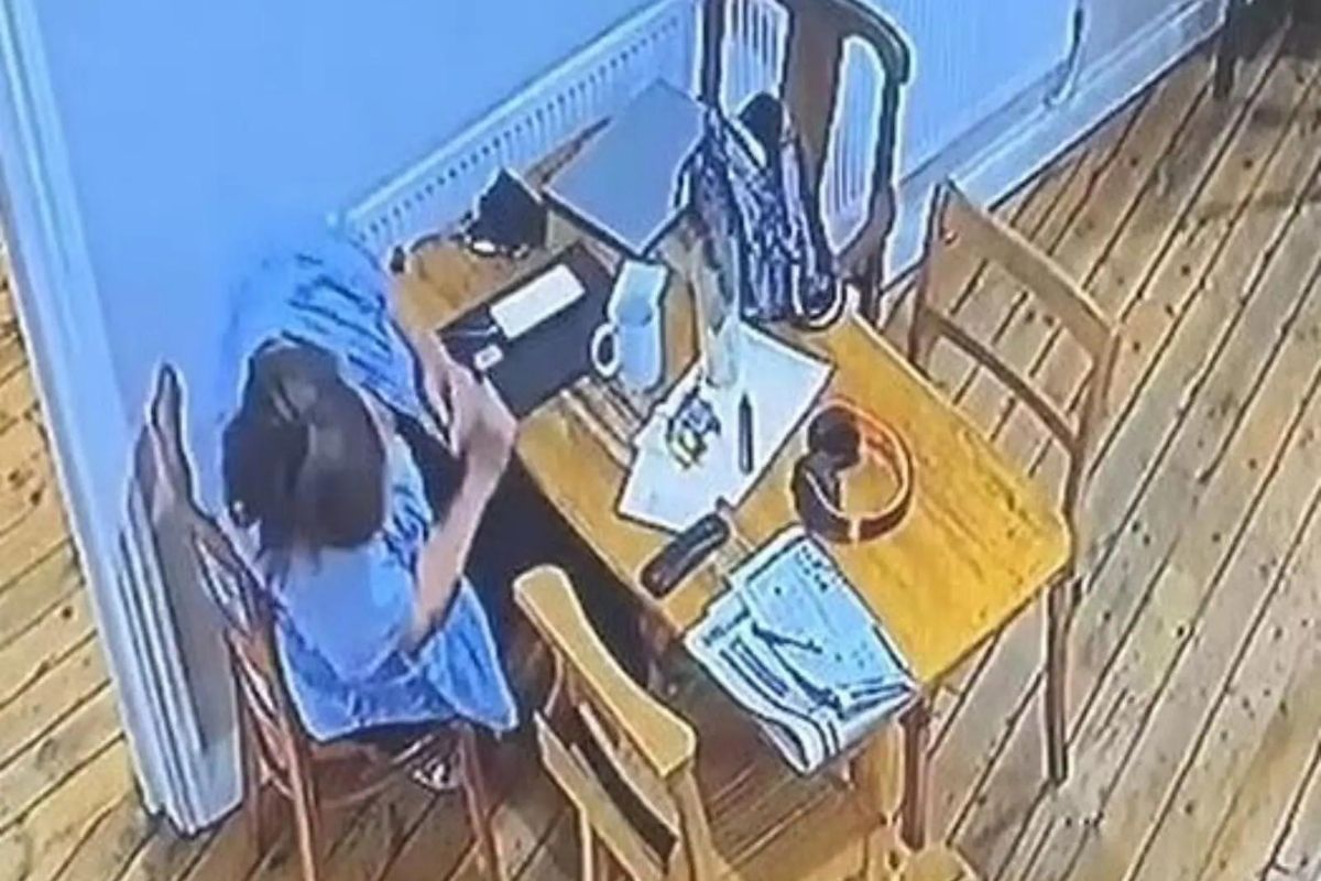 आपोआपच हलू लागली समोरची खुर्ची; CCTV फुटेज तपासताच महिलेला बसला धक्का, भीतीदायक VIDEO