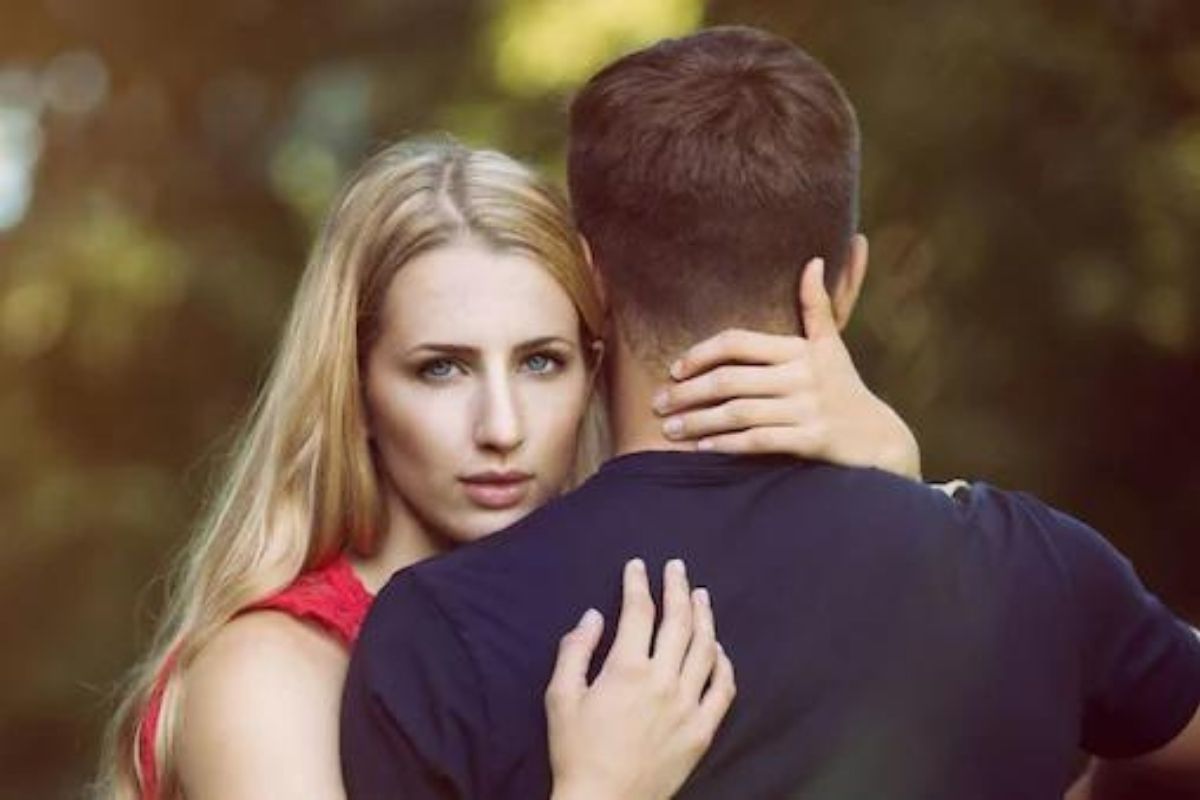 महिलेनं बॉयफ्रेंडला दिलं 17 पानी रिलेशनशिप कॉन्ट्रॅक्ट लेटर; डेटवर जाण्याआधी केली अजब मागणी