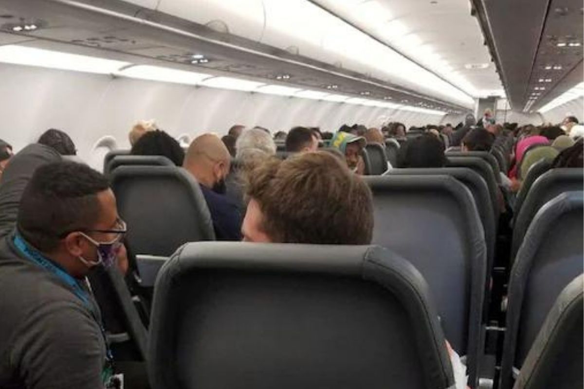 वैमानिक बॉयफ्रेंडनं फ्लाईटमध्येच केलं असं काही की लाजली प्रेयसी; विचित्र घटनेची रंगली चर्चा