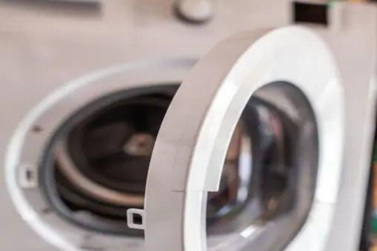 पत्नीसोबत भांडण होताच पतीचं धक्कादायक कृत्य; 2 वर्षीय मुलीला वॉशिंग मशीनमध्ये टाकलं अन्...