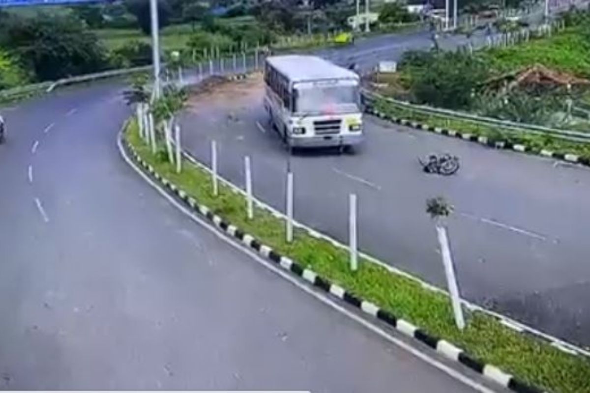 ओव्हरटेक करण्याच्या प्रयत्नात दुचाकीस्वार थेट बसखाली आला अन्...; काळजाचा ठोका चुकवणारा VIDEO