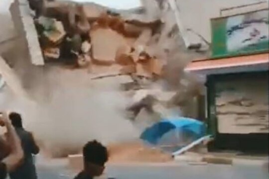 शेजाऱ्याच्या चुकीमुळे मोठी दुर्घटना; क्षणात जमीनदोस्त झाली 3 मजली इमारत, Shocking Video