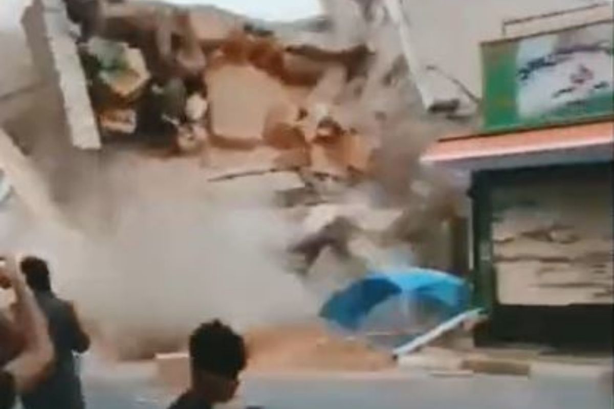 शेजाऱ्याच्या चुकीमुळे मोठी दुर्घटना; क्षणात जमीनदोस्त झाली 3 मजली इमारत, Shocking Video