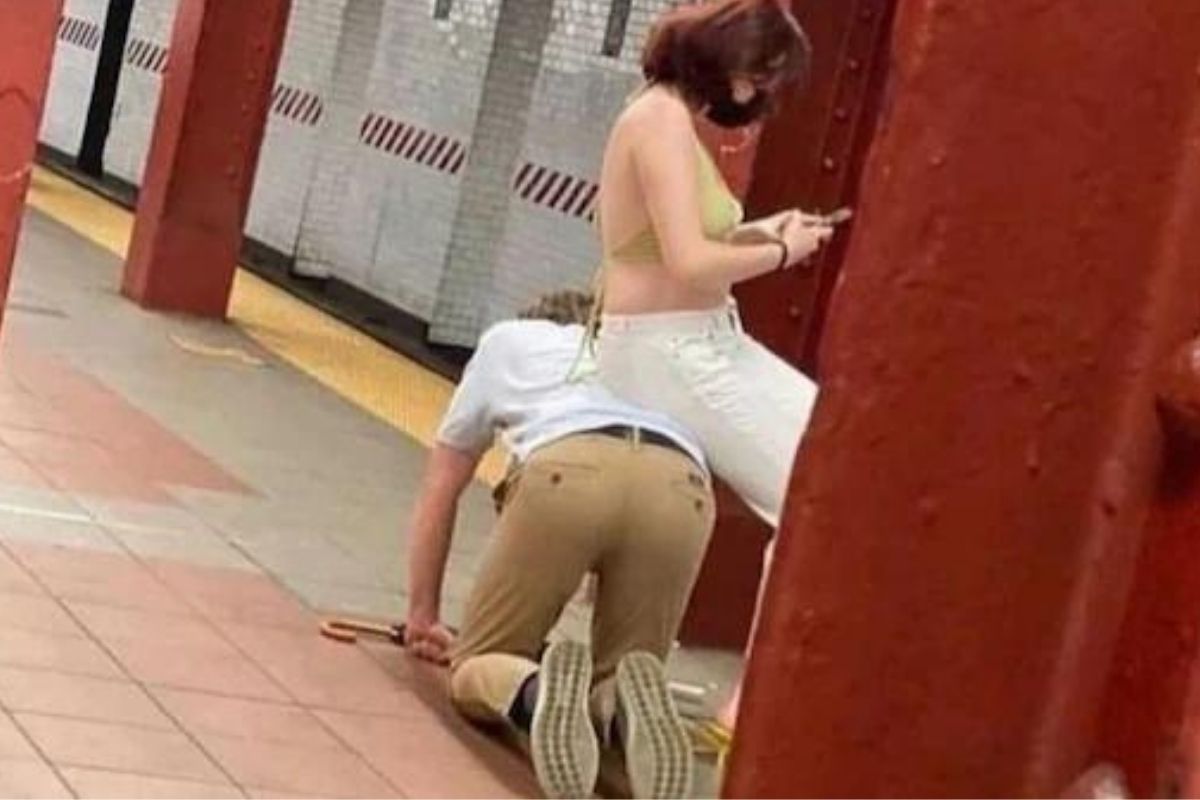 प्लॅटफॉर्मवरच तरुणाच्या पाठीवर बसली महिला अन्...; VIDEO पाहून संतापले नेटकरी, काय आहे प्रकरण?