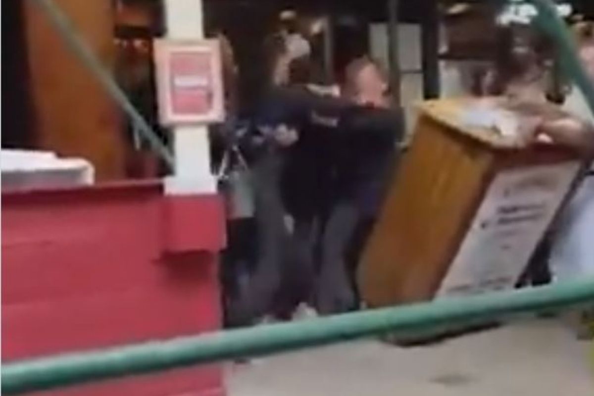 हॉटेलमध्येच 3 महिलांकडून तरुणीला जबर मारहाण; संतापजनक घटनेचा VIDEO आला समोर