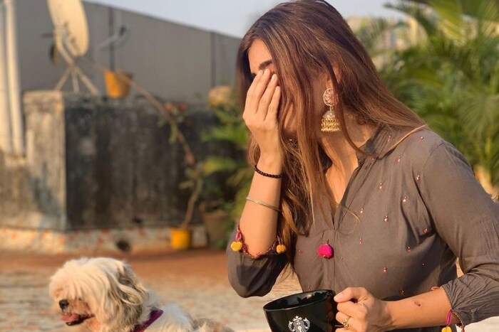 नुकताच 'बिग बॉस OTT' चा महाअंतिम सोहळा पार पडला आहे. त्यांनतर आत्ता चाहत्यांना 'बिग बॉस १५' ची उत्कंठा लागली आहे. यामध्ये आपले कोणते लाडके कलाकार येणार हे पाहण्यासाठी चाहते उत्सुक झाले आहेत. सध्या या शोचे प्रोमो झळकळत आहेत. यामध्ये सलमान खान १५ व्या सीजनबद्दल सांगत आहे. दरम्यान एक नाव समोर येत आहे, आणि ते नाव कन्फर्म असल्याचं म्हटलंजात आहे. ते नाव आहे गायिका अकासा सिंगचं. 