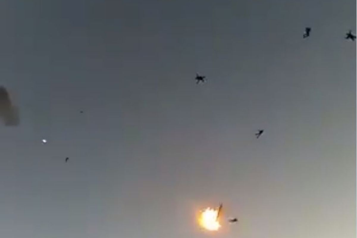 टक्कर होताच उडत्या विमानातून पायलटसह प्रवाशांनी घेतल्या उड्या; पाहा Shocking Video