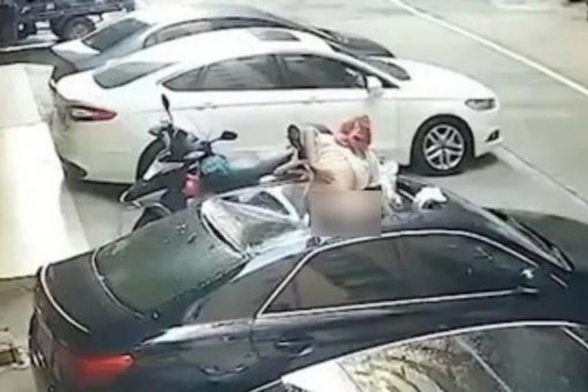 बाल्कनीत सुरू होता रोमान्स; न्यूड अवस्थेतच पार्किंगमधील कारवर कोसळली महिला अन्..., Shocking Video