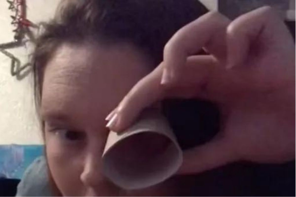 बापरे! चक्क डोळ्यांनी मेणबत्ती विझवते ही महिला; कारण वाचून येईल डोळ्यात पाणी