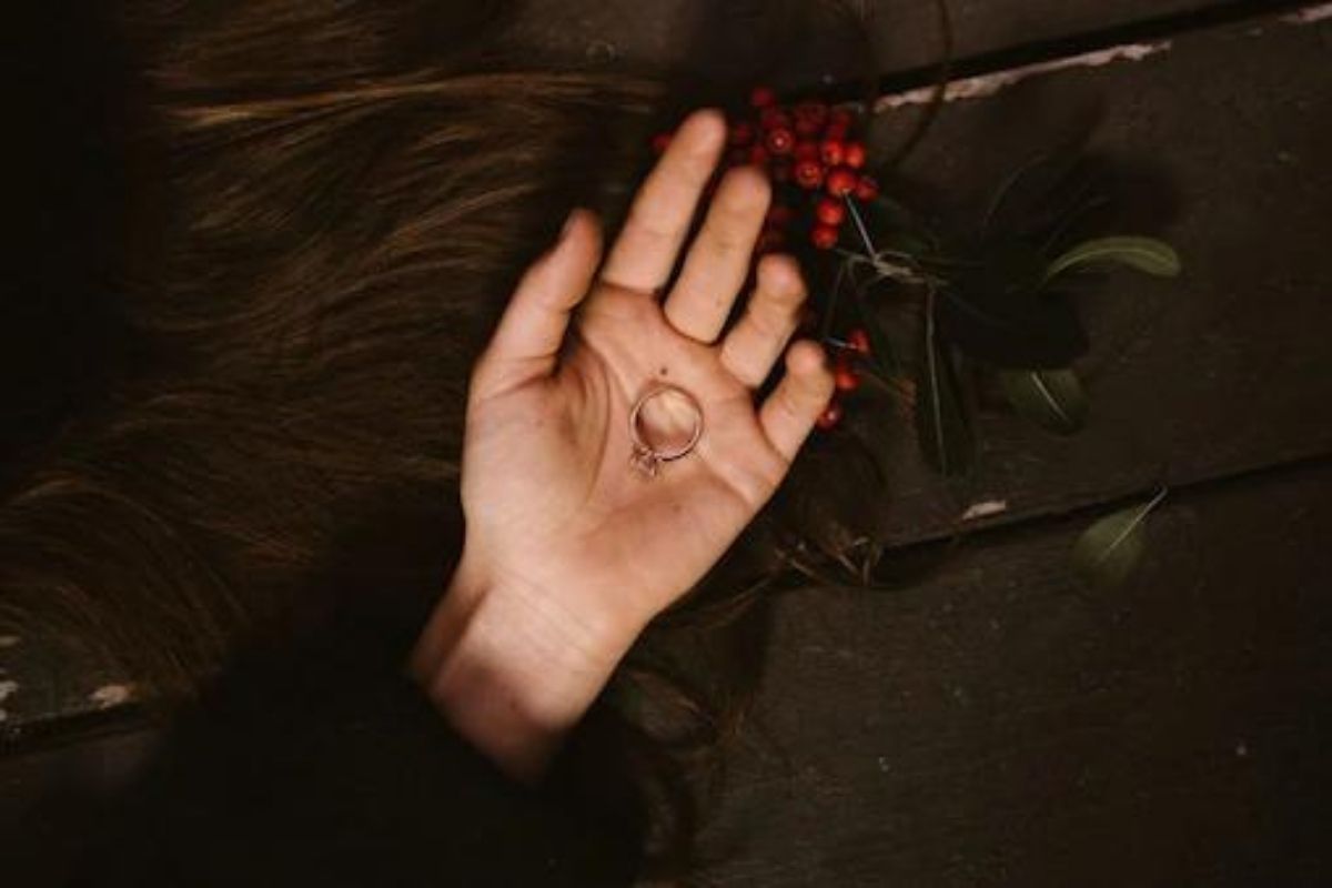 तरुणाचं Ex-Girlfriend सोबत विकृत कृत्य; आधी जबर मारहाण, मग जिवंतच सूटकेसमध्ये भरलं अन्..