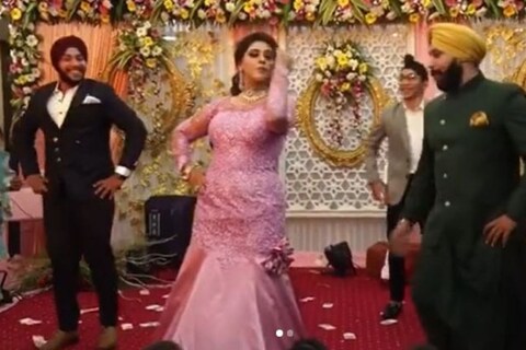 वहिनी पंजाबी गाण्यावर जबरदस्त डान्स (Dance Video) करताना दिसत आहे. यादरम्यान वहिनीसोबत दिरांनेही ठुमके लगावले आहेत. 