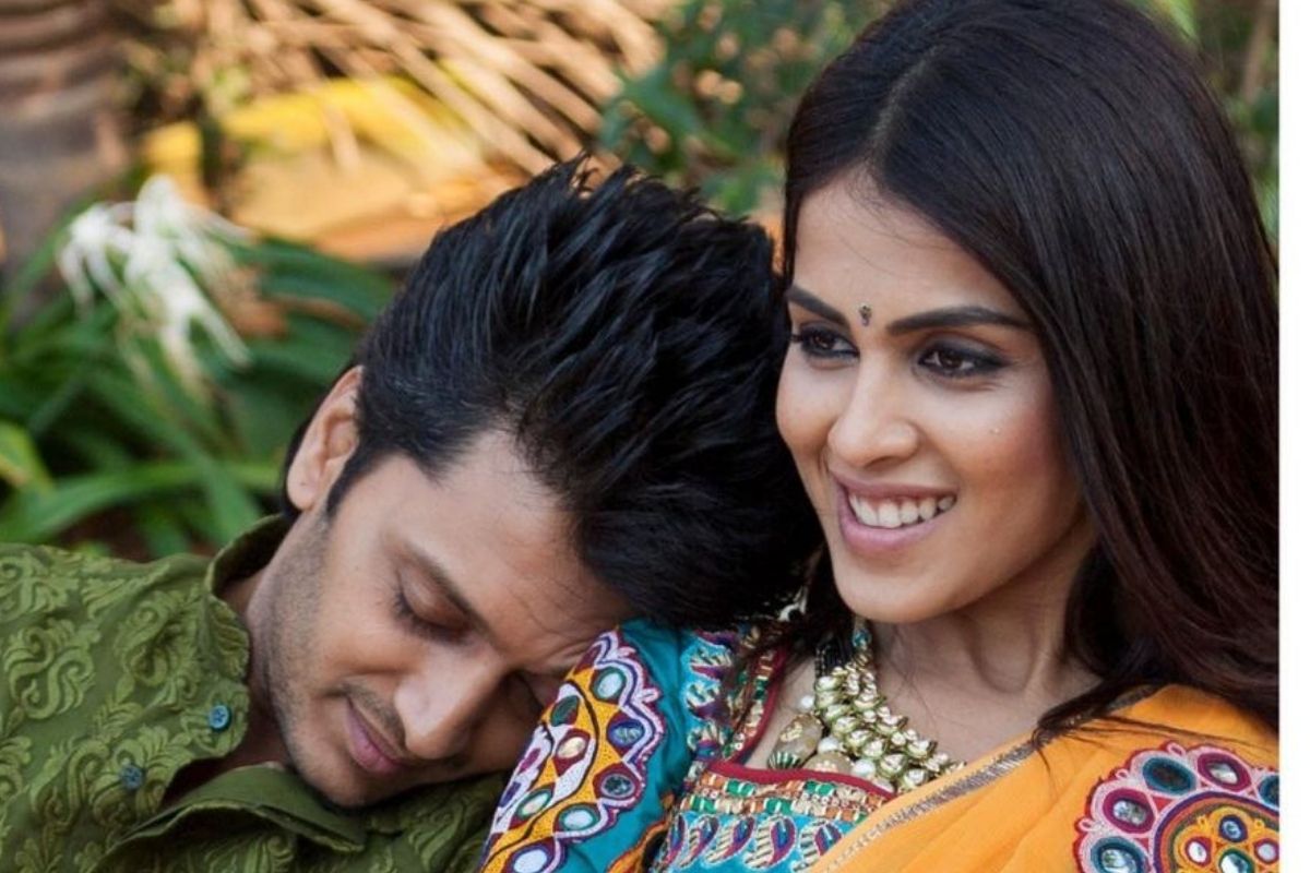 'बायकोकडे लक्ष दे' म्हणणाऱ्या Trollers ला रितेश देशमुखने दिलं सडेतोड उत्तर