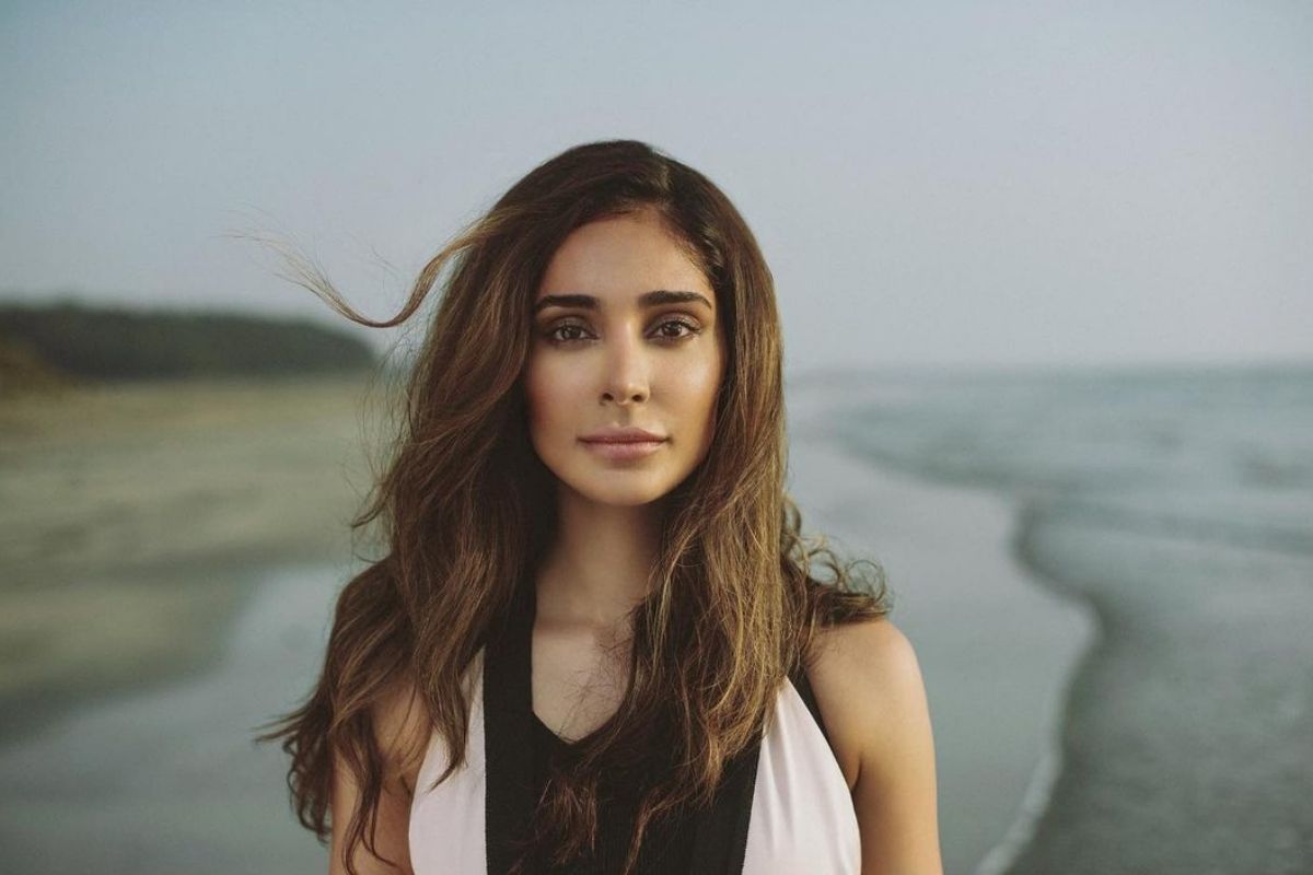 धक्कादायक! बॉलिवूड अभिनेत्रीला चाकूचा धाक दाखवत चोरट्यांनी लाखो रुपये केले लंपास