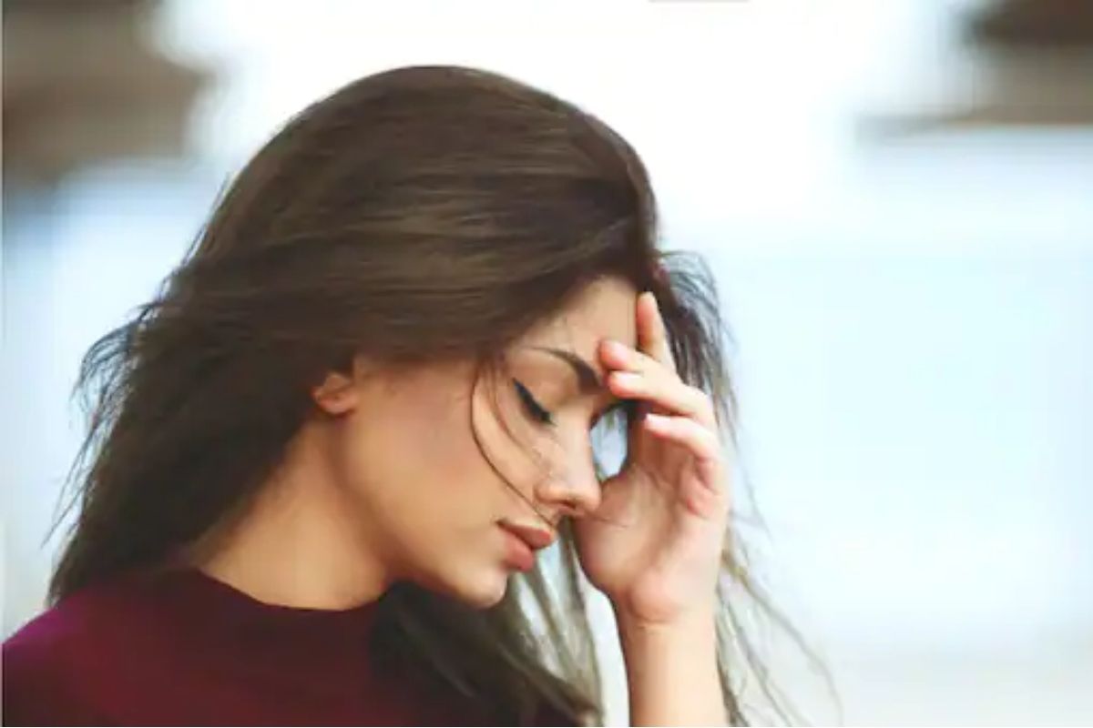 मानसिक तणावामुळे कमी होतोय चेहऱ्यावरचा 'Glow'? घ्या अशी काळजी